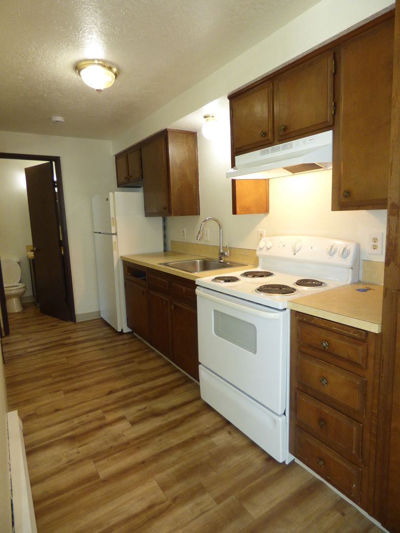 Salem Apartment: 3522-3586 Anita Dr NE/3502-3575 Manor Dr NE
