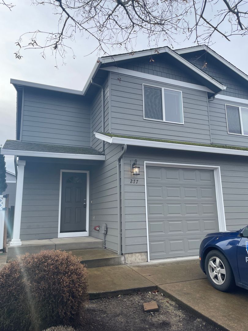 Monmouth Apartment: 275-277 Gwinn St E