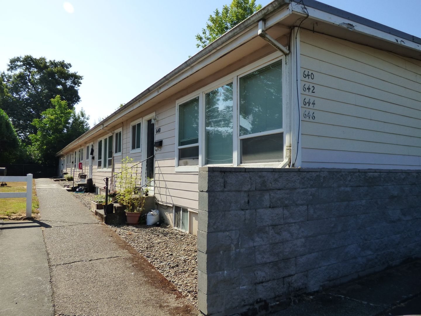 Salem Apartment: 640-650 14th St NE