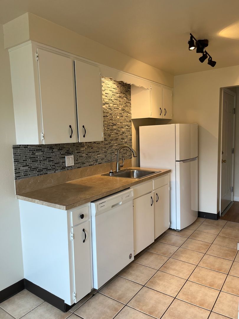 Salem Apartment: 3408 Liberty Rd S #35