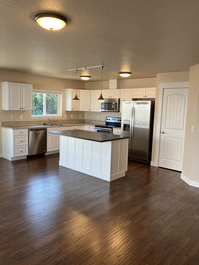 Dallas House: 1047 W Ellendale Ave