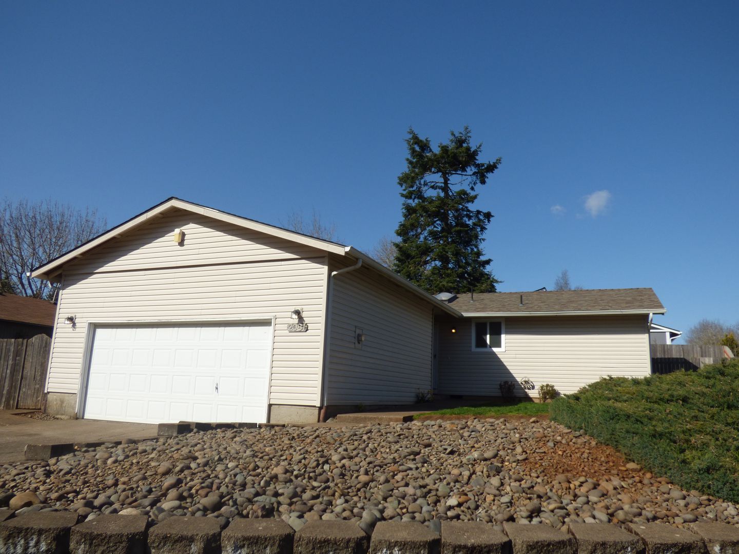 Salem House: 2081 Elmwood Dr S