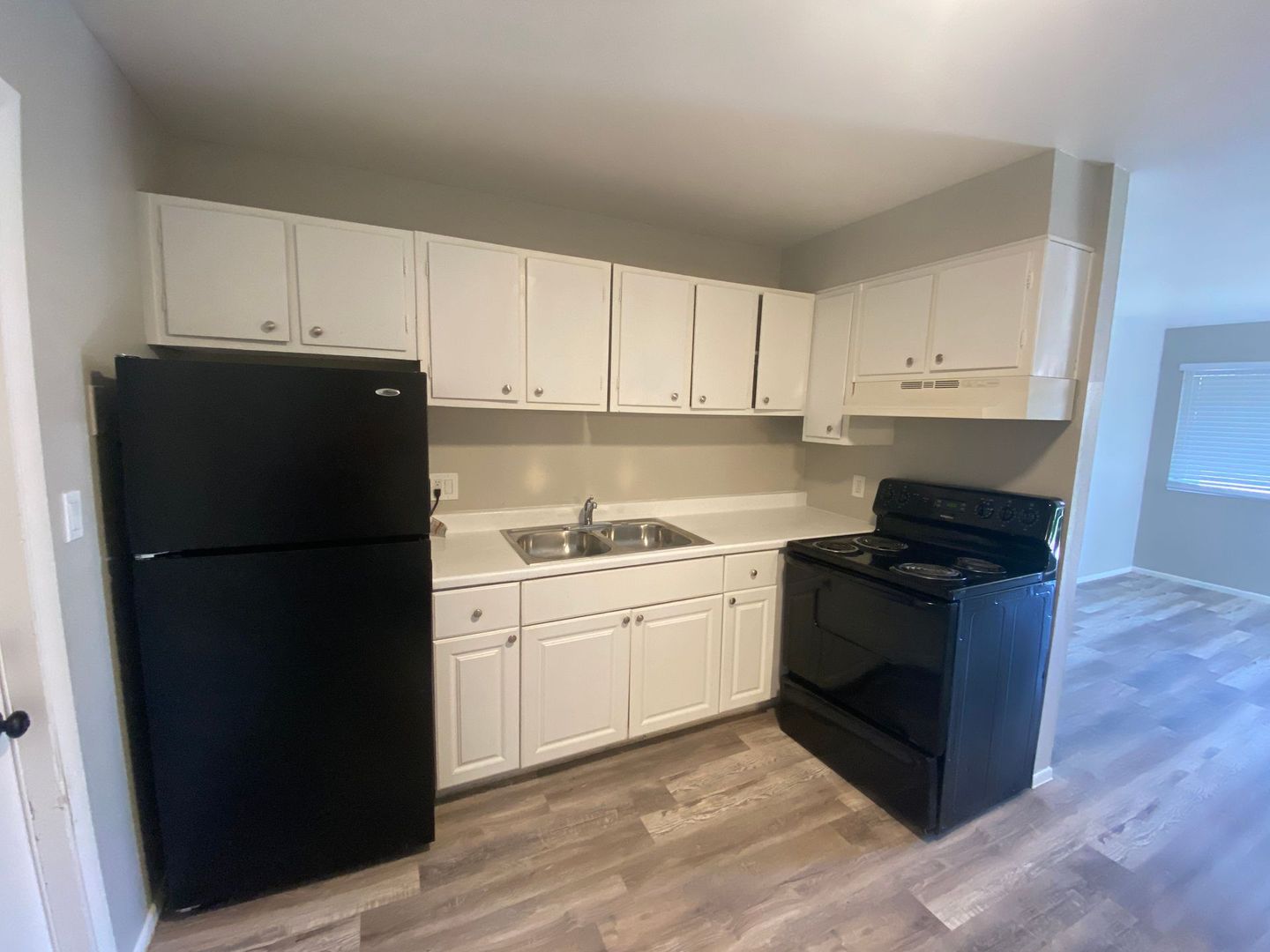 Representative apartment kitchen at Devonshire Apartments at 2414.