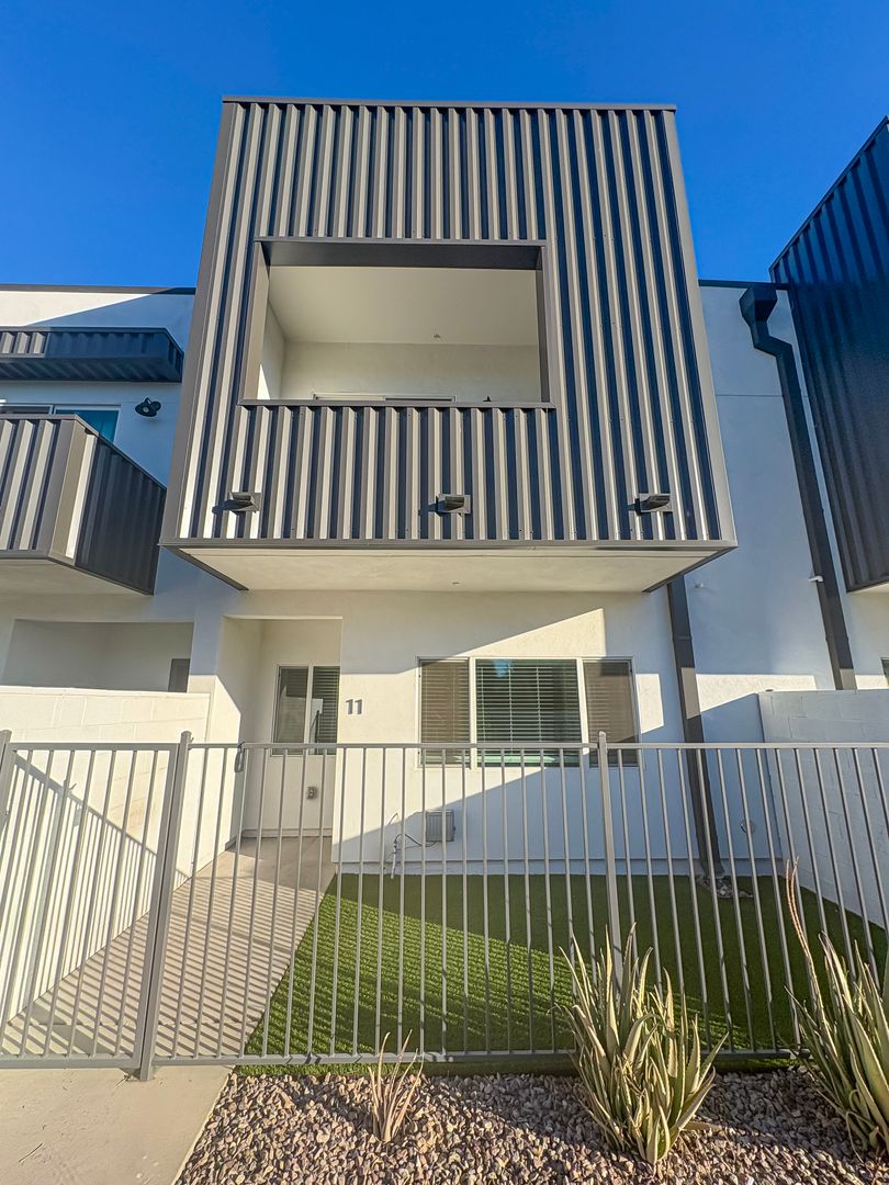 Phoenix Apartment: 3301 N 18th St