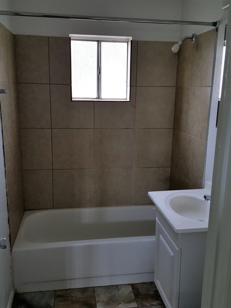 Apartment bathroom at Highland West Casitas.