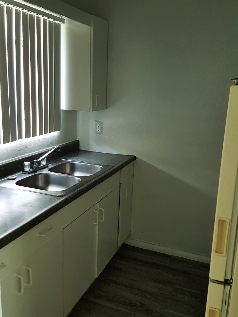 Apartment kitchen at Highland West Casitas.