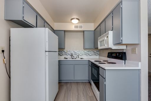Beautiful One Bedroom Ready for Immediate Move in at Melrose Gardens – photo 1