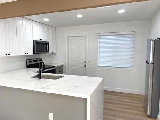 Beautiful 1 Bedroom in Tempe with a Private Back Yard, Covered Parking, and a Washer & Dryer Included! – photo 1
