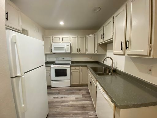 2-bedroom Townhome with Private Patio and Large Front Yard!!! – photo 1