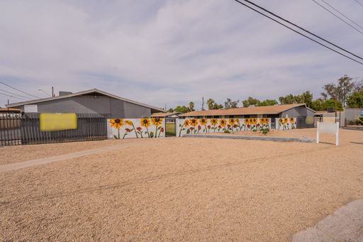 One Month Free! 1 bedroom 1 bath LARGE FLOORPLAN at Devonshire! Apply now before its gone! – photo 1