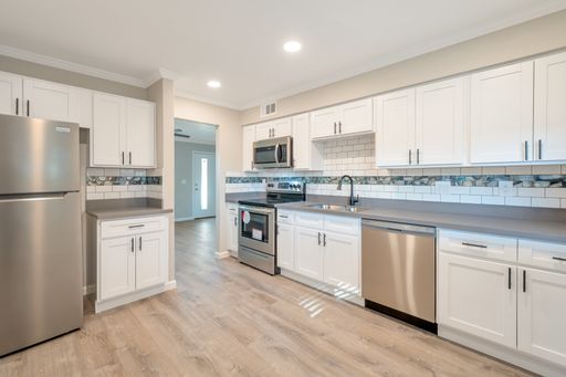 $500 Off Total Move in! Beautiful Single Level Apartment with Private Yard and Washer/Dryer Included! – photo 1