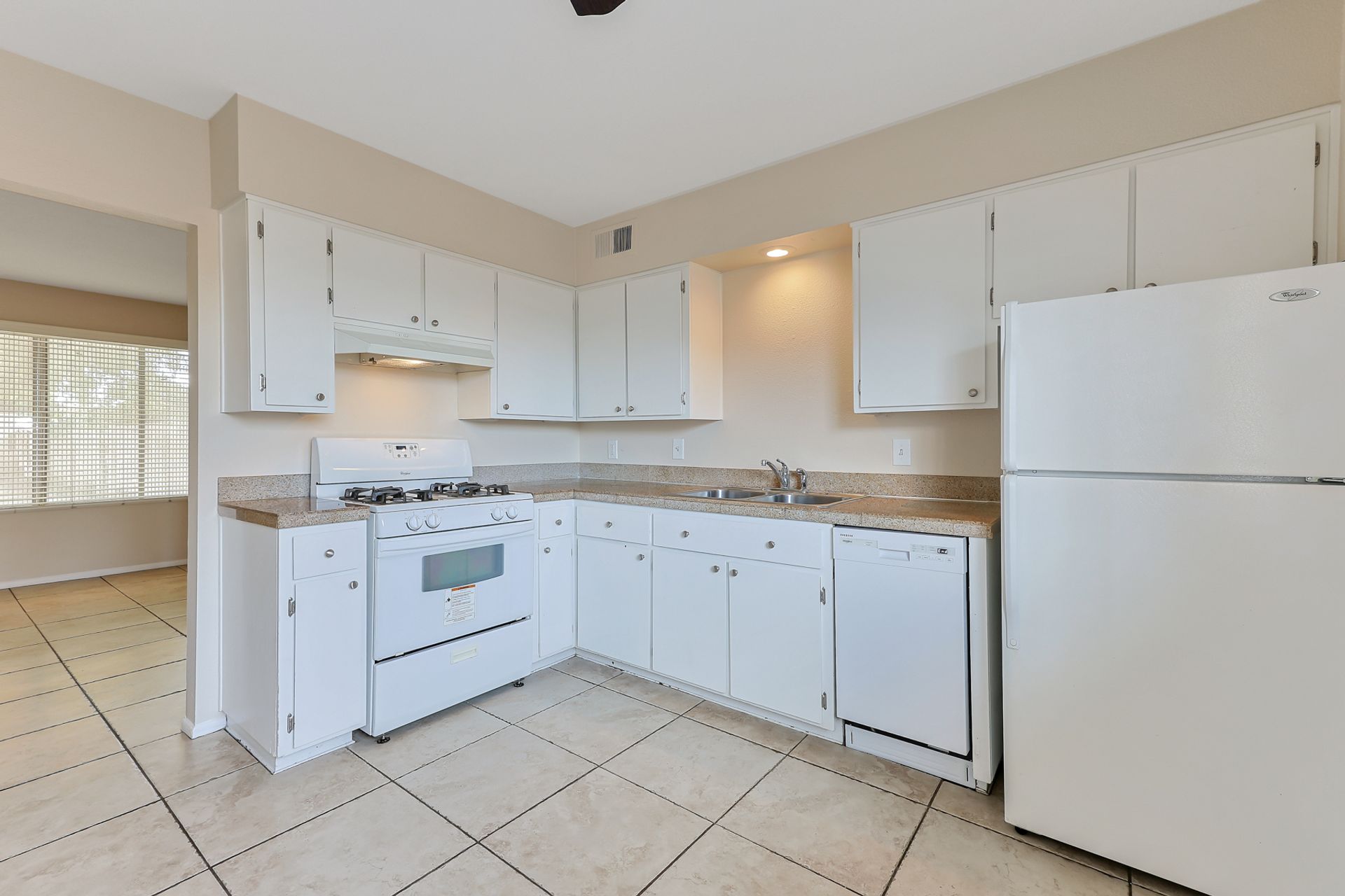La Rosa Apartments 6 of 12
