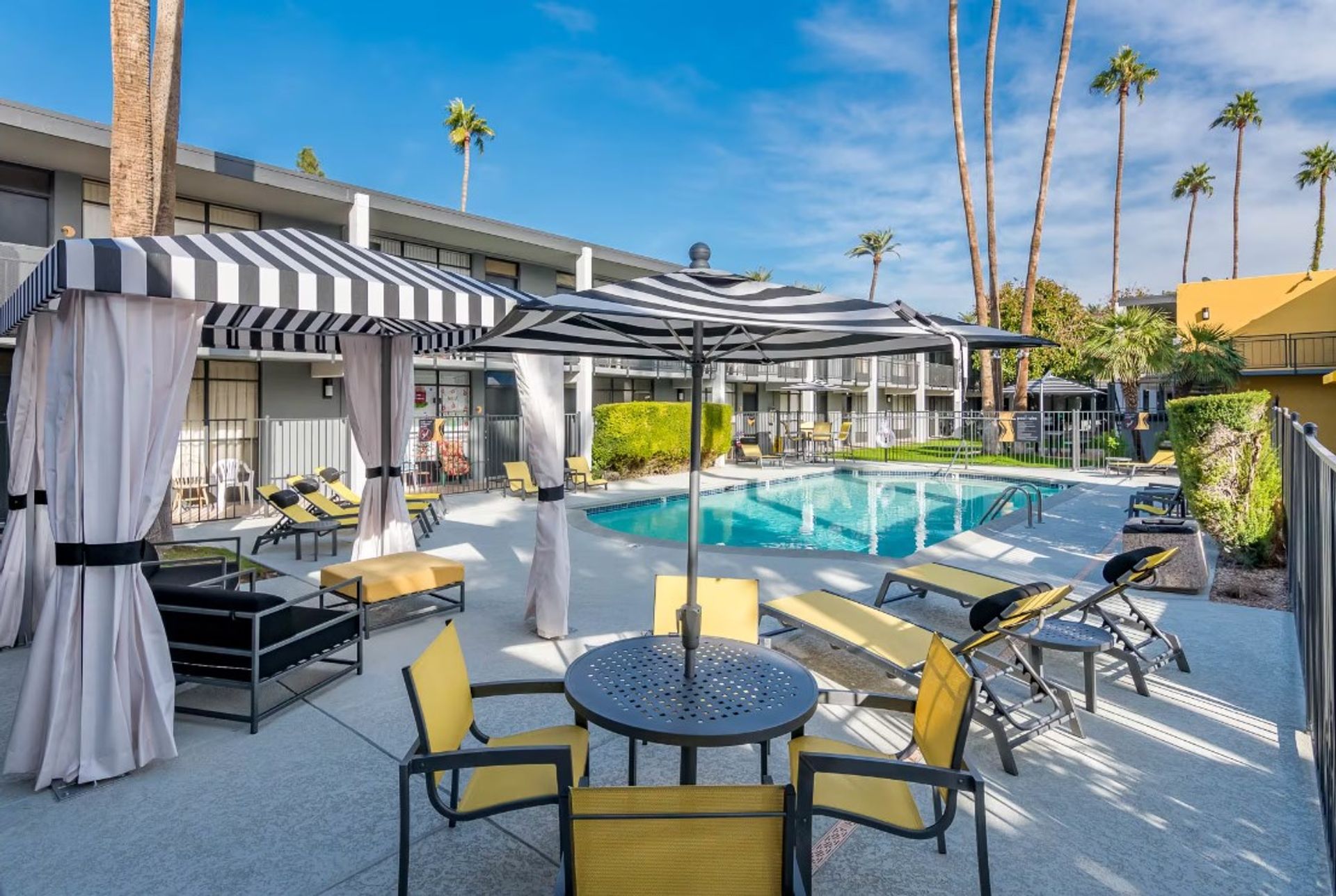 Pool at Marlowe Apartments (6 of 8)