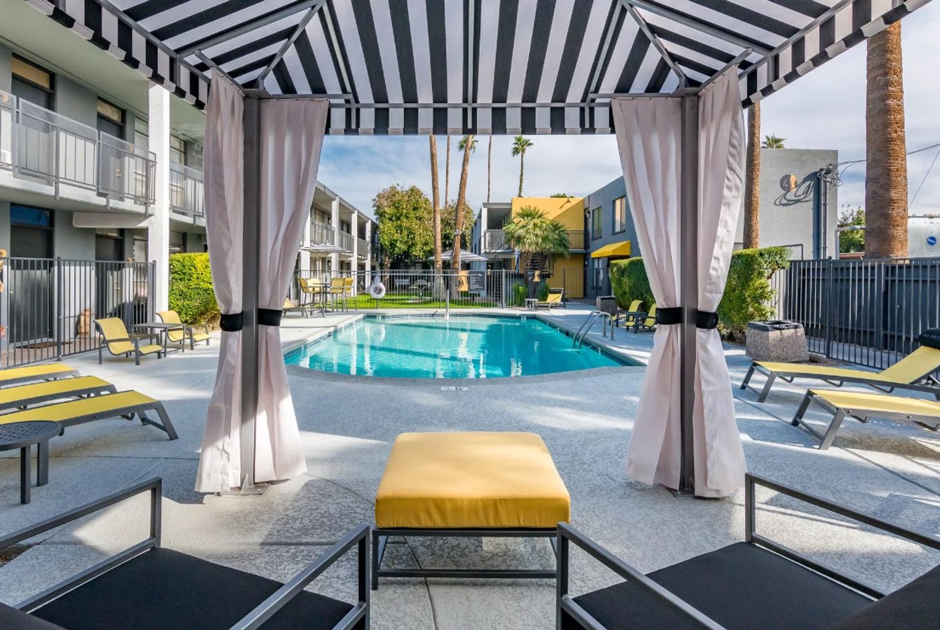 Pool at Marlowe Apartments (7 of 8)