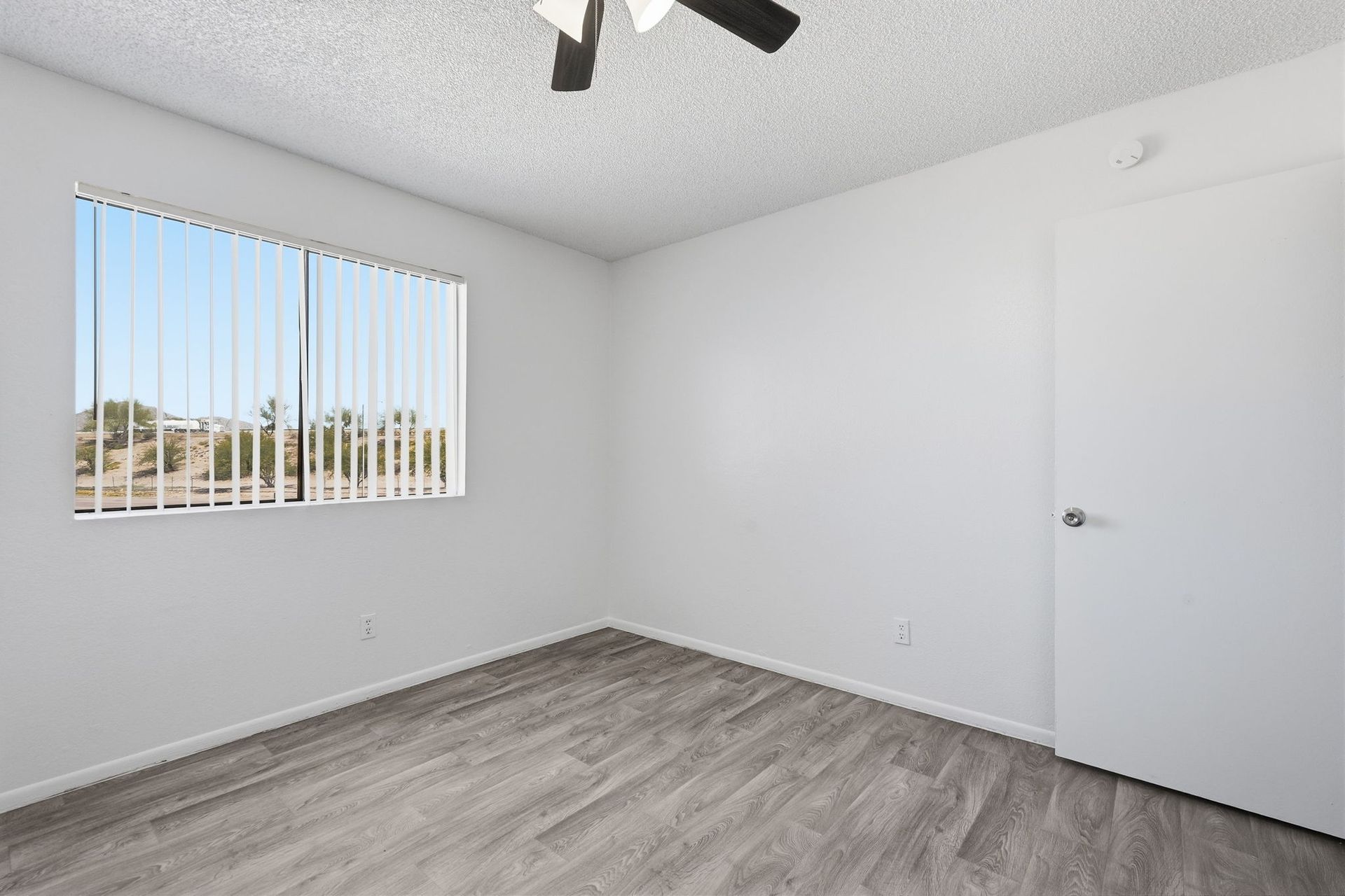 Phoenix Apartment: 402 N. 52nd St.
