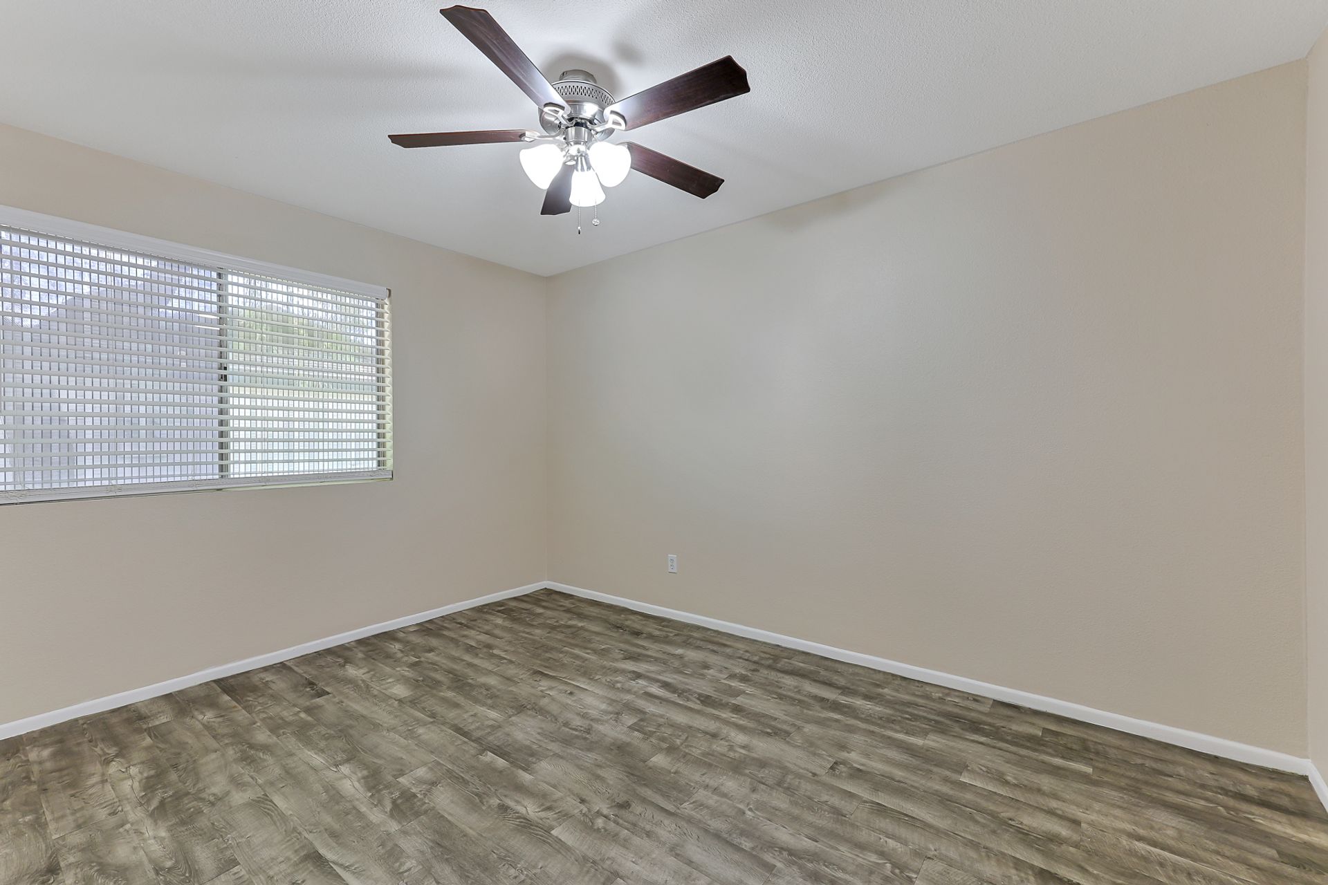 La Rosa Apartments 7 of 12