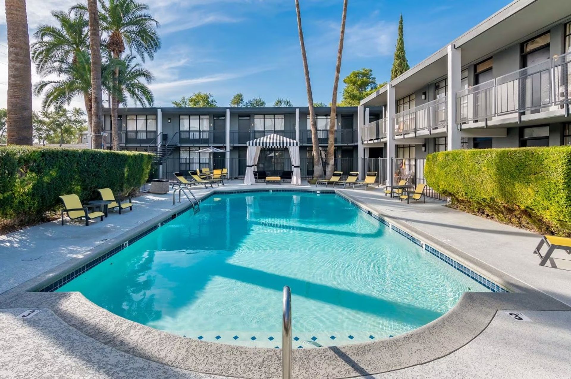 Pool at Marlowe Apartments (5 of 8)