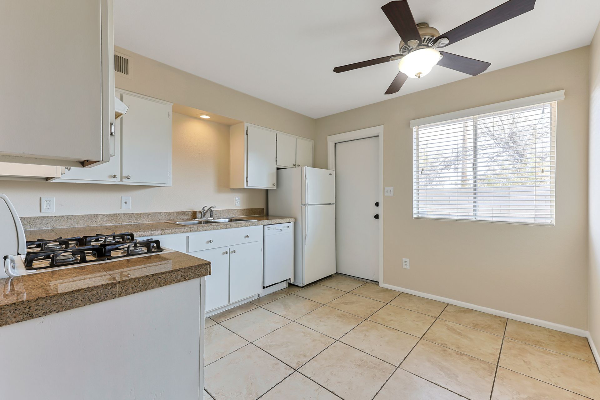La Rosa Apartments 5 of 12