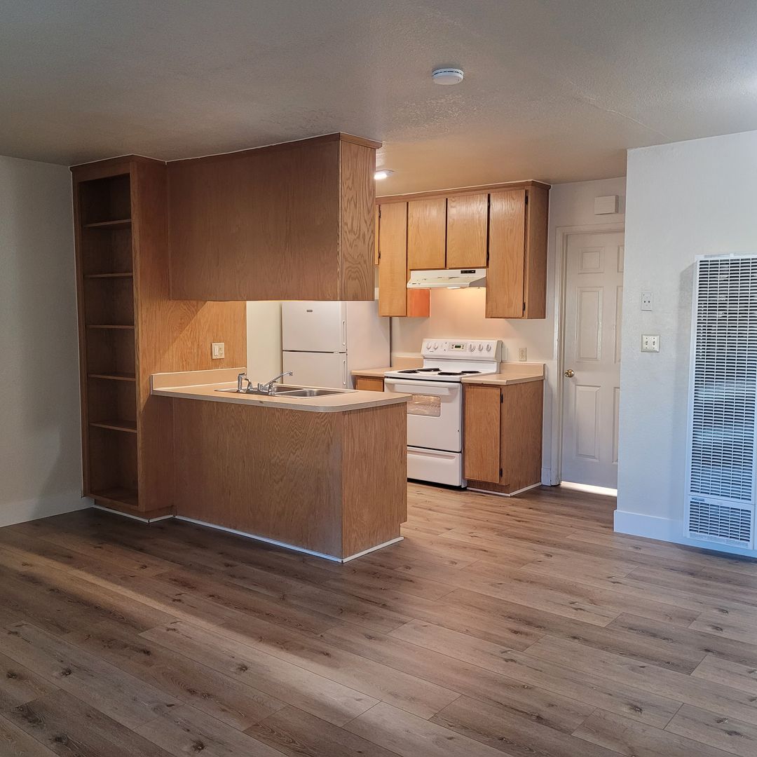 Modesto Apartment: 123 College Avenue