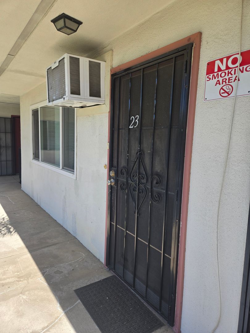 Modesto Apartment: 123 College Avenue