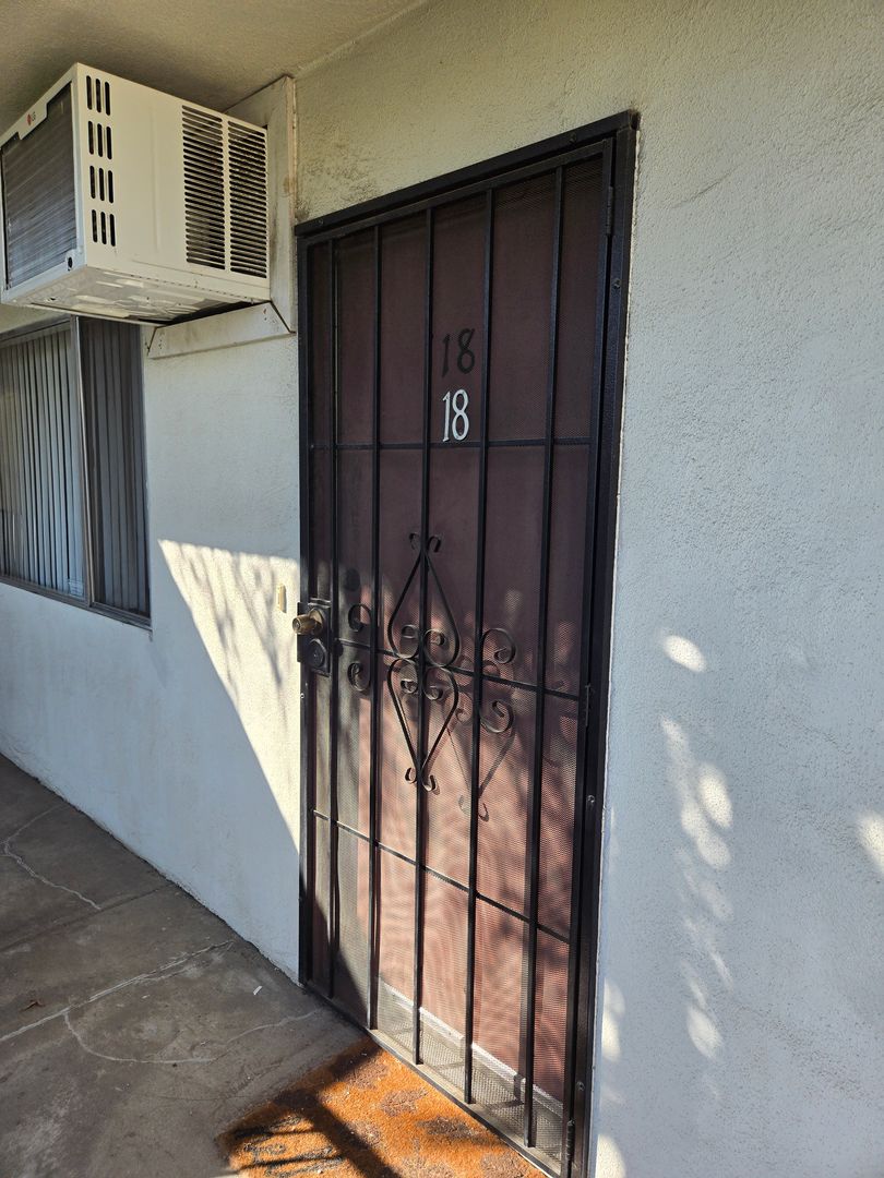 Modesto Apartment: 123 College Avenue