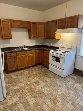 1 bedroom, 1 bath, 2nd floor apartment – photo 1