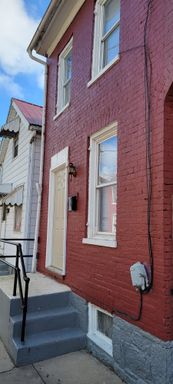 2 bedroom, 1 bath, single family house – photo 1