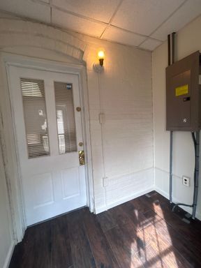3 bedroom, 1 bath, 2nd floor apt – photo 1