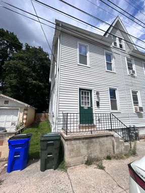 3 bedroom, 1 bath, 2 story half double house – photo 1