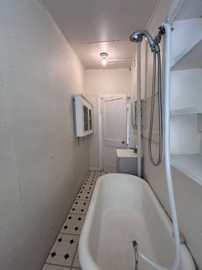 1 bedroom, 1 bath, 2nd floor apartment – photo 1