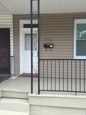 3 bedroom, 1 bath, 2 story half double house – photo 1