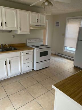 3-4 bedroom, 1 bath, 2 story single family house – photo 1