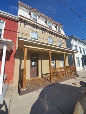 2 bedroom, 1 bath apt, 3rd floor