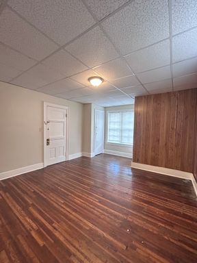1 bedroom, 1 bath, 3rd floor apt – photo 1