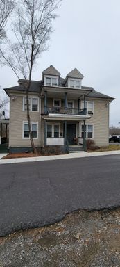 1 bedroom, 1 bath, 3rd floor apt