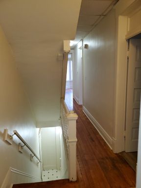 1 bedroom, 1 bath, 2nd floor apt – photo 1