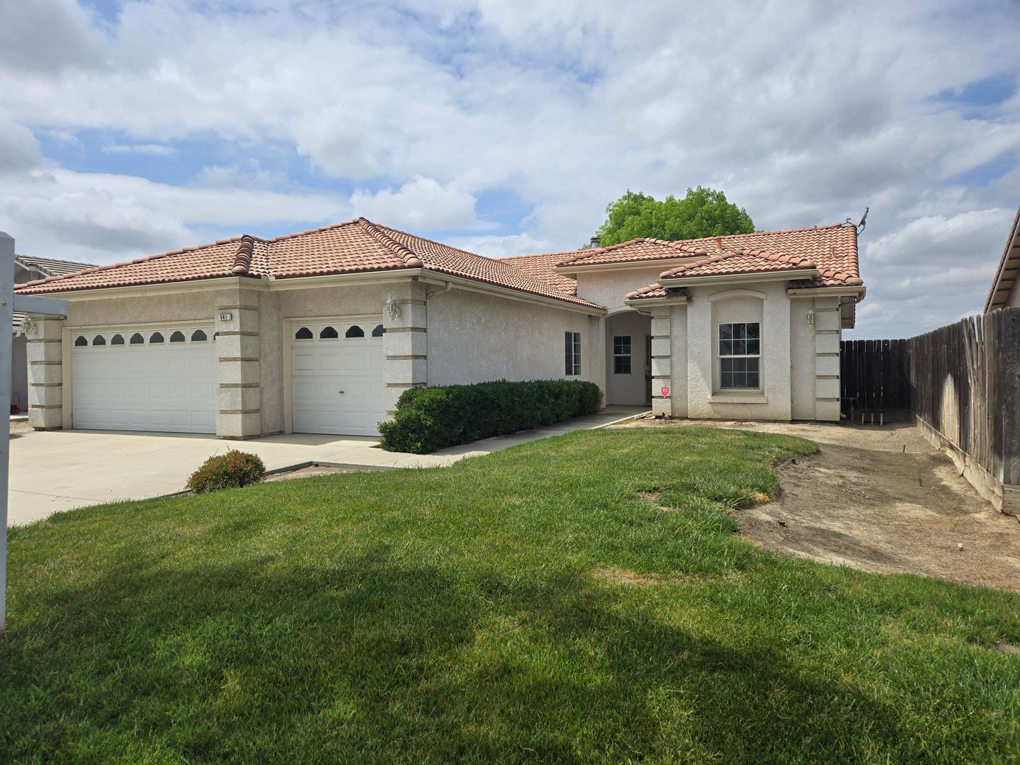 Lemoore House: 561 Bluejay Ave