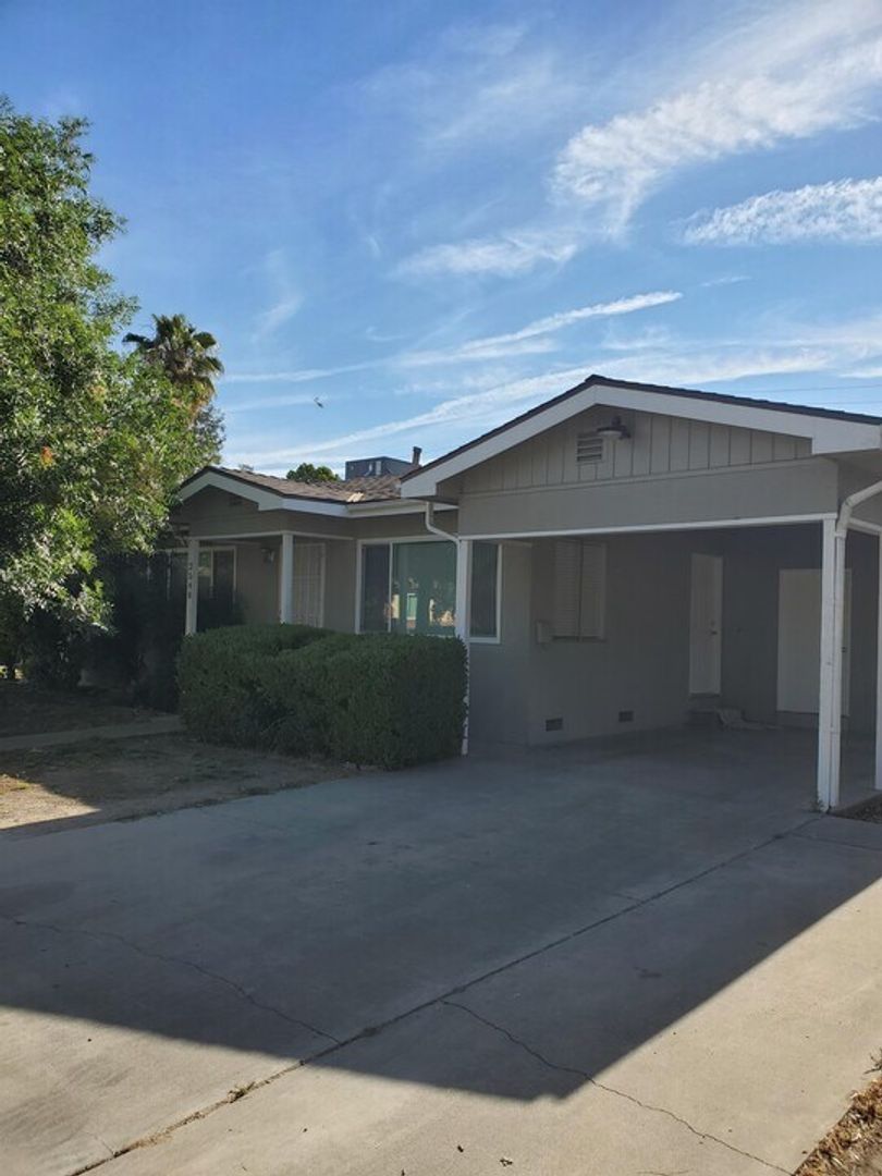 Visalia House: 2548 S Watson St
