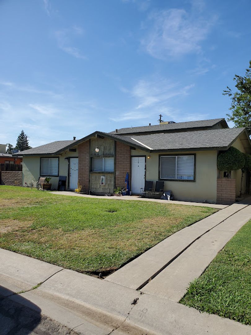 Visalia Apartment: 646 W Iris Ave
