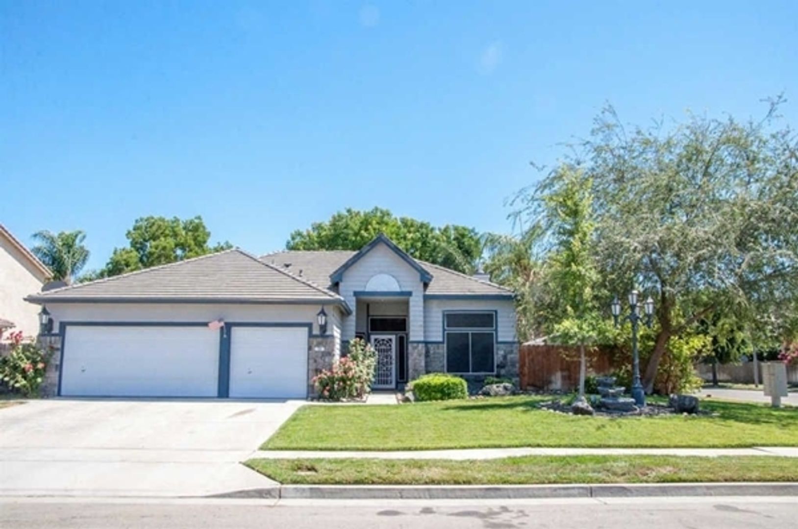 Lemoore House: 751 Brentwood Dr