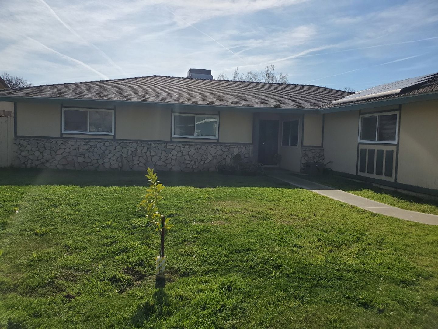 Lemoore House: 671 E Hazelwood Dr