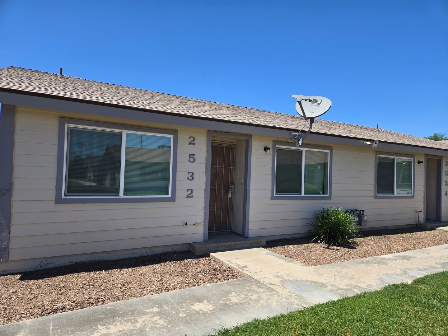 Visalia House: 2532 W Chestnut Circle
