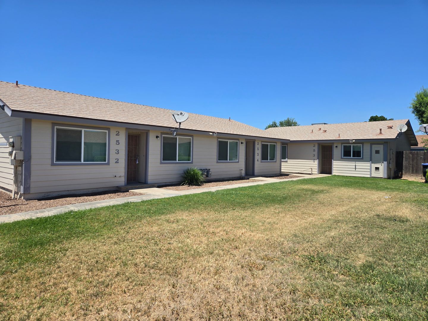 Visalia House: 2532 W Chestnut Circle