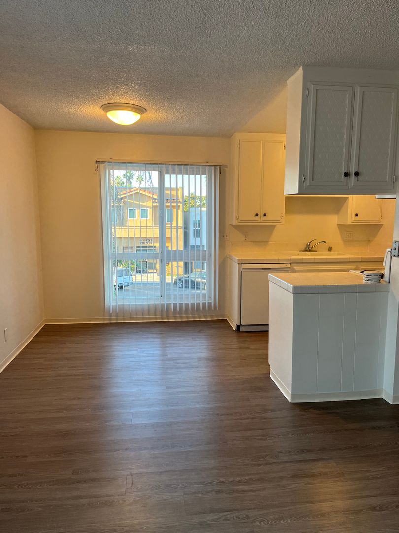 San Diego Apartment: 4736 Point Loma Ave