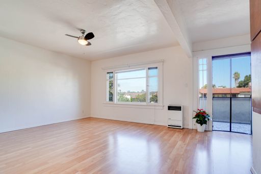 Bright Top-Floor Studio with Private Balcony & Downtown Skyline Views! – photo 1