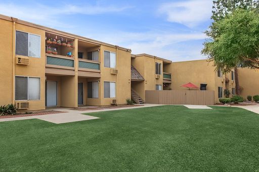 Spacious 2 bedroom/1 bath with beautiful patio views! – photo 1