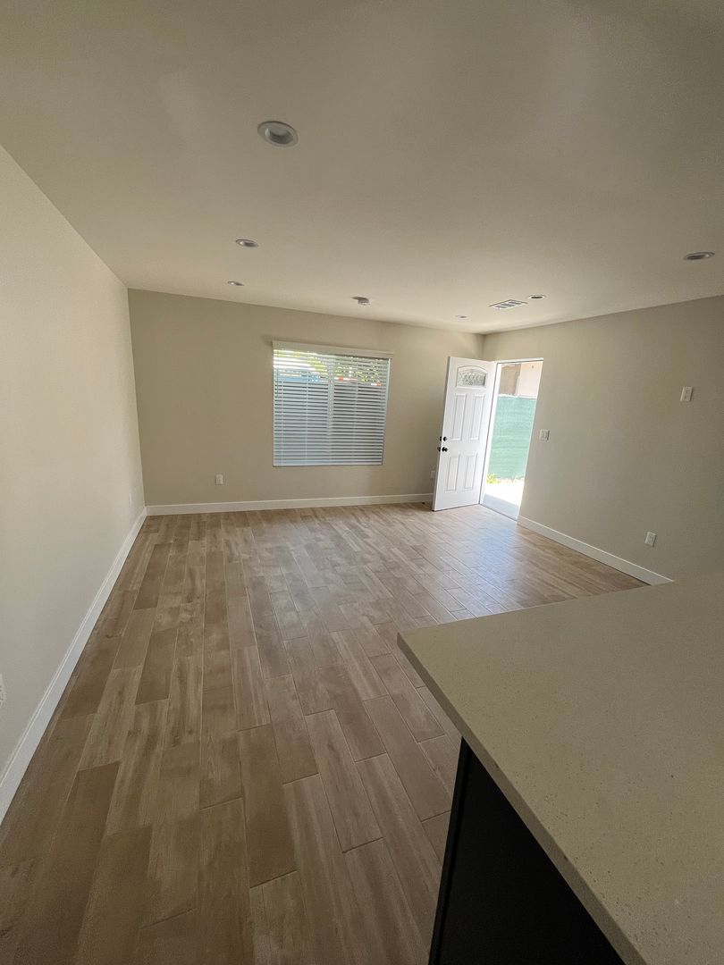 Northridge Apartment: 9027 Lindley Ave