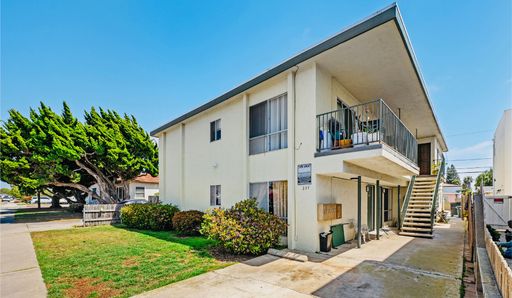 Spacious 2-Bedroom 1-Bath with Parking, Minutes to the Beach! – photo 1