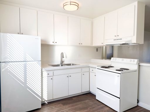 Spacious Downstairs 2 bedroom 1.5 bath in Lakeside with Parking!
