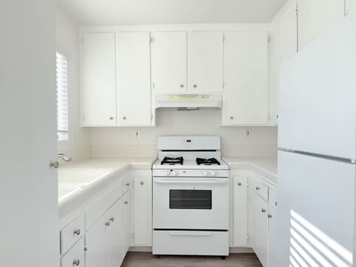 Remodeled 1 Bedroom, 1 Bathroom Apartment with In-Unit Washer & Dryer! – photo 1